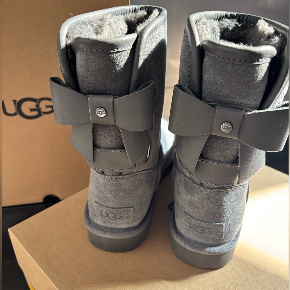 UGG SHORT BAILEY LEATHER BOW IN CHARCOAL SZ 6,9 NEW IN BOX - Picture 2 of 9